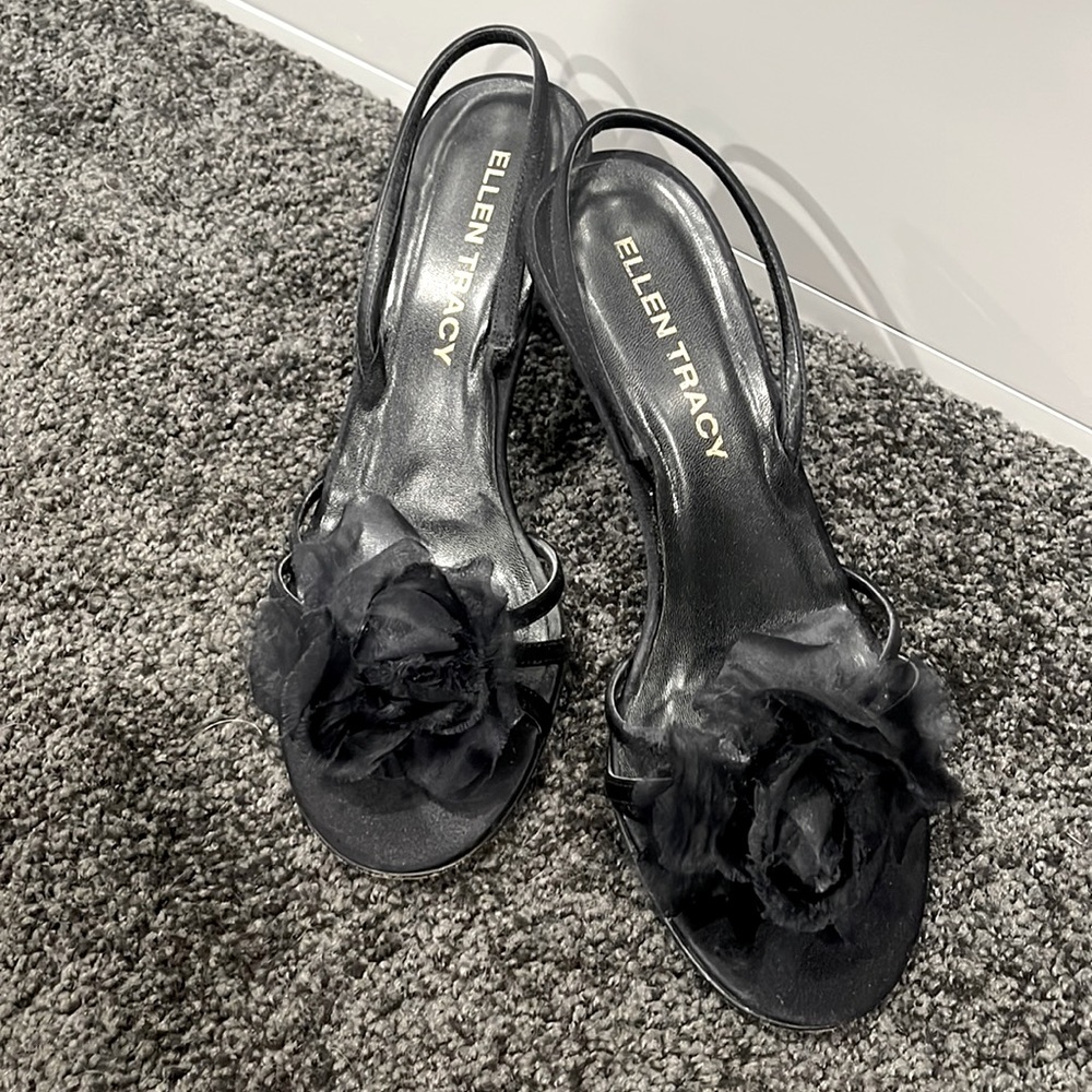 Sling back, flower on toe…